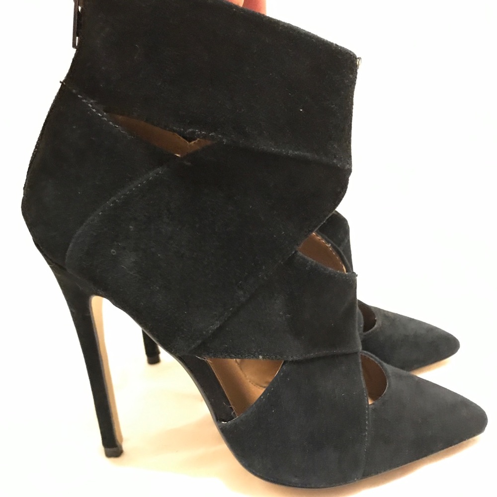 STEVE MADDEN 8W BLACK suede stills to heel